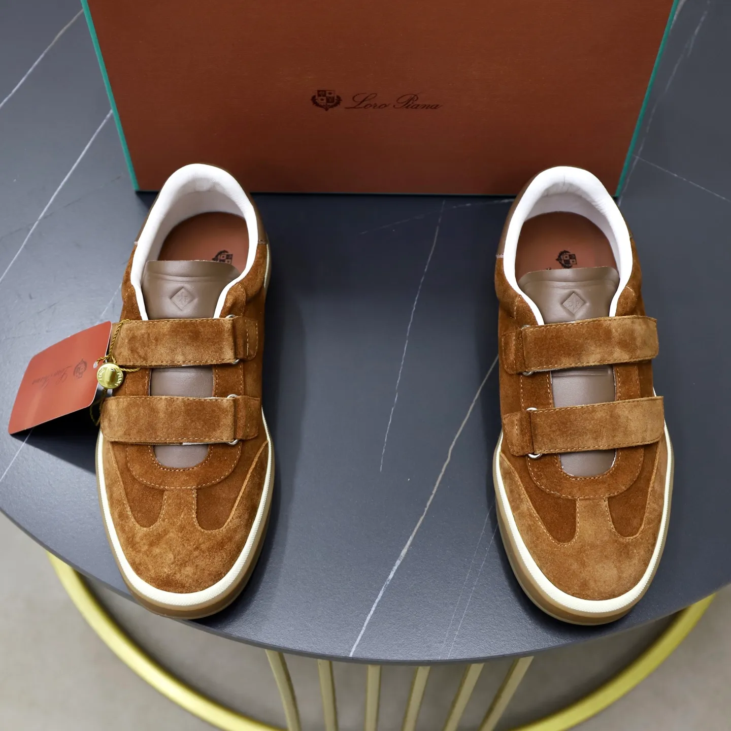 Ex-factory price: 560💰Loro Riana men’s moral training sneakers! Made from high-quality materials and designed in a low-cut silhouette, it offers an elegant and stylish look that's suitable for year-round wear. The unique double-layer sole aesthetic design, caramel cup-shaped outsole is decorated with off-white rubber trim, creating an attractive color combination. Pair with tailored pieces or jeans for a sophisticated yet casual look. The heel is decorated with soft cow leather tongue with Kummel color inserts and cotton laces with embossed LP logo. Upper: cow split suede stitching knitted fabric. Lining: original thickened soft sheepskin. Size: 38-39-40-41-42-43-44 (customized in 45.46)